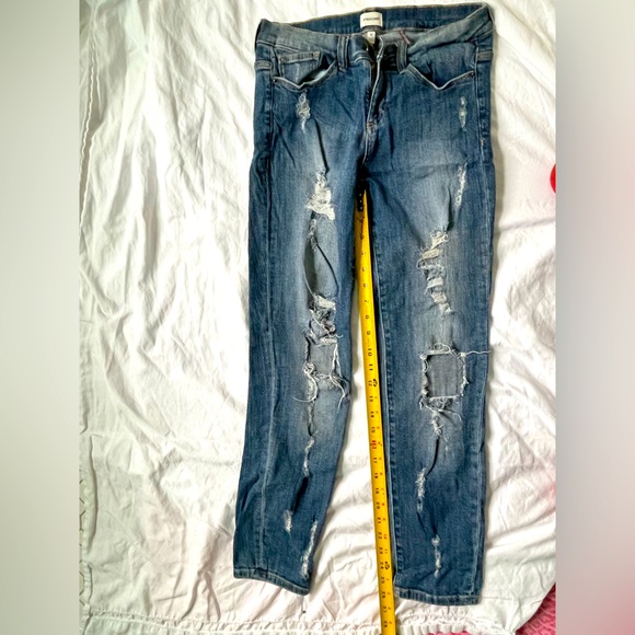 Sneak Peek Jeans sexy Boyfriend cut in distressed denim size 5. - Picture 1 of 5